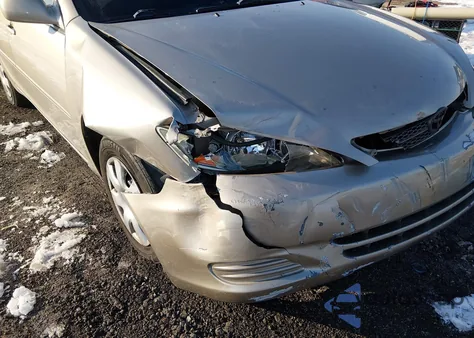 2002 Toyota Camry Le z USA, uszkodzony, nr VIN 4T1BE32K02U032979